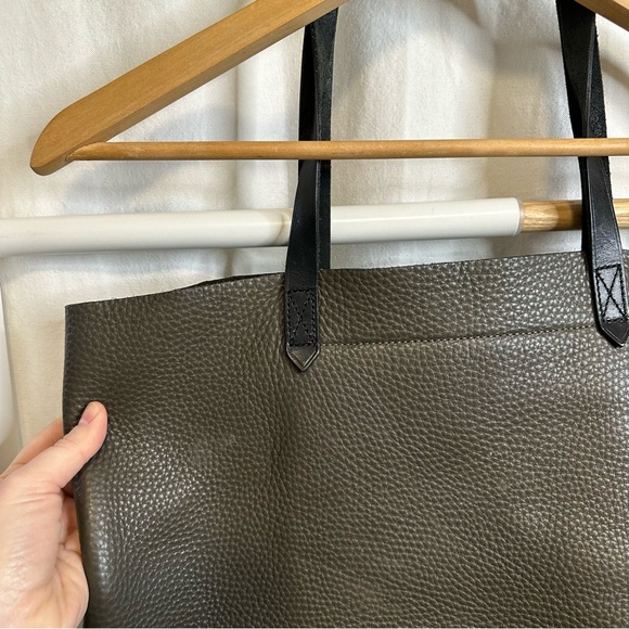 Madewell Transport Tote in Pebbled Leather, dark grey / brown - Picture 10 of 14